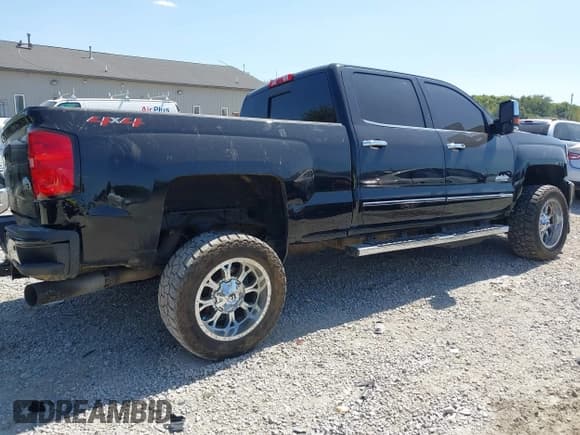 ✅ 2018 Chevrolet Silverado 2500HD High Country • VIN: 1GC1KXEY2JF276409 • Lot: 43179213. Listed on IAAI with 122,005 mi. Free auction sales archive from the USA and detailed vehicle history report at DreamBid. Image 4.
