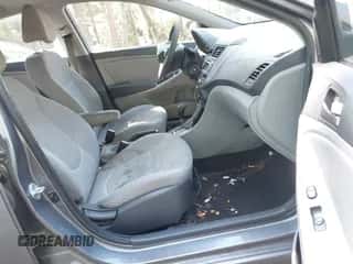 2016 Hyundai Accent SE z VIN KMHCT4AE4GU964587, wystawiony jako IAAI lot #43285357 z przebiegiem 121 052 mil mil oraz . Historia ofert i sprzedaży dostępna na DreamBid. Obrazek 5.