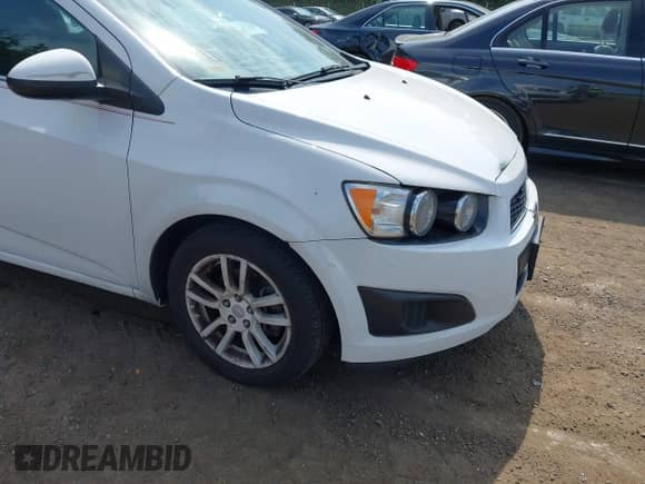 2015 Chevrolet Sonic LT z VIN 1G1JC6SB1F4148987, wystawiony jako IAAI lot #42631909 z przebiegiem 92 563 mil mil oraz . Historia ofert i sprzedaży dostępna na DreamBid. Obrazek 6.