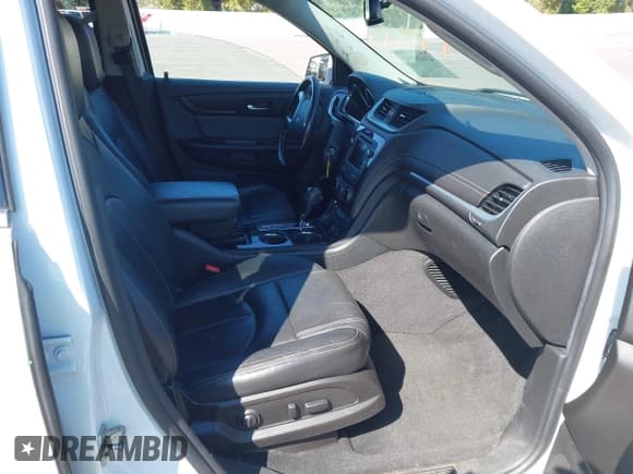 ✅ 2017 Chevrolet Traverse LT • VIN: 1GNKVHKD2HJ215482 • Lot: 43428142. Wystawiony na IAAI z przebiegiem 197 327 mil. Bezpłatny archiwum sprzedaży aukcyjnych z USA i szczegółowy raport historii pojazdu na DreamBid. Zdjęcie 5.