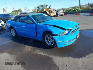 ✅ 2013 Ford Mustang Premium • VIN: 1ZVBP8EM9D5219737 • Lot: 42923892. Wystawiony na IAAI z przebiegiem 131 303 mil. Bezpłatny archiwum sprzedaży aukcyjnych z USA i szczegółowy raport historii pojazdu na DreamBid. Zdjęcie 1.