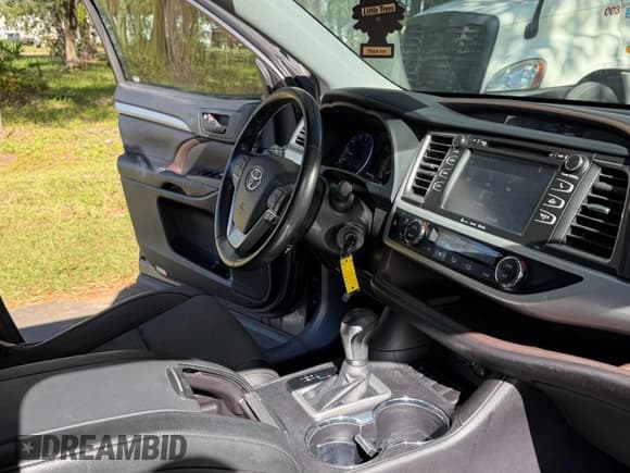 ✅ 2019 Toyota Highlander LE • VIN: 5TDZZRFH8KS339569 • Лот: 93979965. Опубликован ранее на Copart с пробегом 108 222 миль. Бесплатный доступ к архиву аукционных продаж из США и подробный отчёт об истории автомобиля на DreamBid. Изображение 9.