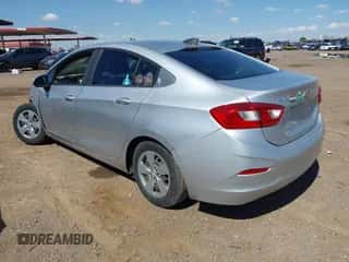 2018 Chevrolet Cruze LS z VIN 1G1BC5SM7J7141792, wystawiony jako IAAI lot #43334627 z przebiegiem 71 152 mil mil oraz . Historia ofert i sprzedaży dostępna na DreamBid. Obrazek 3.