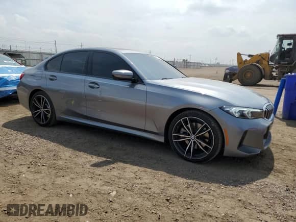 2023 BMW 3 Series 330i xDrive z VIN 3MW89FF04P8D64180, wystawiony jako Copart lot #70650175 z przebiegiem 19 552 mil mil oraz Czysty tytuł • Clean title. Historia ofert i sprzedaży dostępna na DreamBid. Obrazek 4.