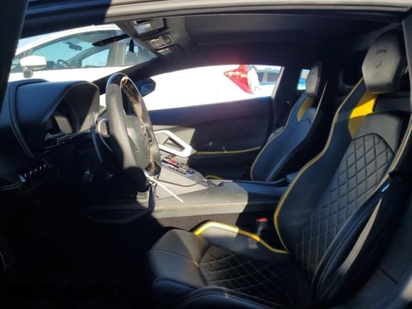 ✅ 2018 Lamborghini Aventador S • VIN: ZHWUG4ZD1JLA06944 • Lot: 83040274. Listed on Copart with 7,816 mi. Free auction sales archive from the USA and detailed vehicle history report at DreamBid. Image 7.