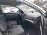 2008 Chevrolet Aveo LS z VIN KL1TD566X8B151512, wystawiony jako IAAI lot #41364928 z przebiegiem 67 477 mil mil oraz . Historia ofert i sprzedaży dostępna na DreamBid. Obrazek 5.