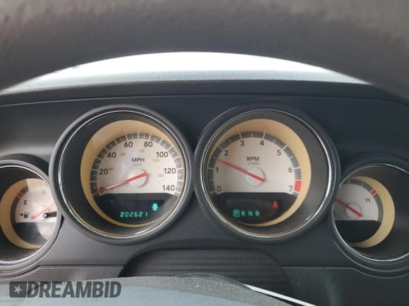 ✅ 2010 Dodge Challenger SE • VIN: 2B3CJ4DV3AH321780 • Lot: 47601885. Wystawiony na Copart z przebiegiem 202 621 mil. Bezpłatny archiwum sprzedaży aukcyjnych z USA i szczegółowy raport historii pojazdu na DreamBid. Zdjęcie 9.