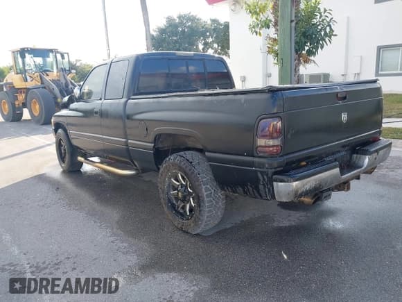 ✅ 1997 Dodge 1500 • VIN: 3B7HC13Z4VG834558 • Lot: 43686427. Wystawiony na IAAI z przebiegiem 200 216 mil. Bezpłatny archiwum sprzedaży aukcyjnych z USA i szczegółowy raport historii pojazdu na DreamBid. Zdjęcie 3.