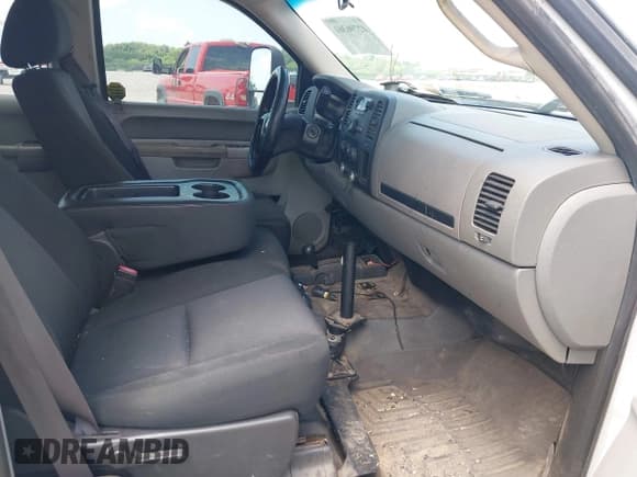 ✅ 2013 Chevrolet Silverado 2500HD • VIN: 1GB2KVCG3DZ319164 • Lot: 42796361. Wystawiony na IAAI z przebiegiem 267 872 mil. Bezpłatny archiwum sprzedaży aukcyjnych z USA i szczegółowy raport historii pojazdu na DreamBid. Zdjęcie 5.