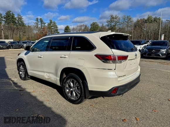 ✅ 2015 Toyota Highlander XLE • VIN: 5TDJKRFHXFS168878 • Lot: 94406375. Wystawiony na Copart z przebiegiem 241 991 mil. Bezpłatny archiwum sprzedaży aukcyjnych z USA i szczegółowy raport historii pojazdu na DreamBid. Zdjęcie 3.