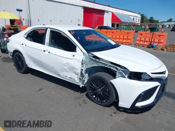 2022 Toyota Camry SE z VIN 4T1G11AK5NU075077, wystawiony jako IAAI lot #42359500 z przebiegiem 35 938 mil mil oraz . Historia ofert i sprzedaży dostępna na DreamBid. Obrazek 1.