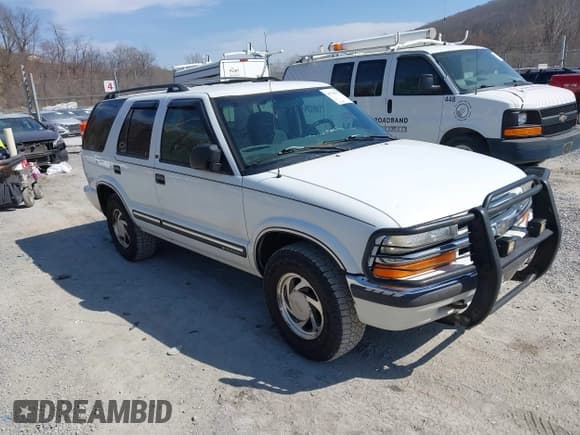✅ 2001 Chevrolet Blazer LT • VIN: 1GNDT13W412135669 • Lot: 41794757. Wystawiony na IAAI z przebiegiem 302 780 mil. Bezpłatny archiwum sprzedaży aukcyjnych z USA i szczegółowy raport historii pojazdu na DreamBid. Zdjęcie 1.