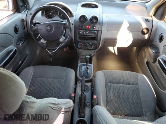 2004 Chevrolet Aveo LS z VIN KL1TJ62664B266574, wystawiony jako Copart lot #82820054 z przebiegiem Nie podano mil oraz Czysty tytuł • Clean title. Historia ofert i sprzedaży dostępna na DreamBid. Obrazek 8.