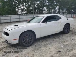 ✅ 2021 Dodge Challenger SXT • VIN: 2C3CDZAG4MH597323 • Lot: 63710954. Wystawiony na Copart z przebiegiem 40 779 mil. Bezpłatny archiwum sprzedaży aukcyjnych z USA i szczegółowy raport historii pojazdu na DreamBid. Zdjęcie 1.