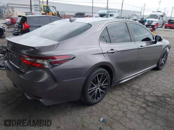 2021 Toyota Camry Hybrid SE z VIN 4T1S31AKXMU558387, wystawiony jako IAAI lot #42202151 z przebiegiem 33 018 mil mil oraz . Historia ofert i sprzedaży dostępna na DreamBid. Obrazek 4.