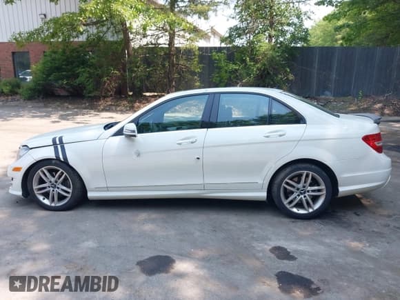 ✅ 2012 Mercedes-Benz C 300 Sport • VIN: WDDGF8BB7CR212099 • Lot: 42411121. Wystawiony na IAAI z przebiegiem 202 811 mil. Bezpłatny archiwum sprzedaży aukcyjnych z USA i szczegółowy raport historii pojazdu na DreamBid. Zdjęcie 14.