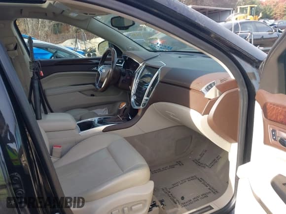 ✅ 2015 Cadillac SRX Luxury Collection • VIN: 3GYFNEE31FS594055 • Lot: 43570725. Wystawiony na IAAI z przebiegiem 100 812 mil. Bezpłatny archiwum sprzedaży aukcyjnych z USA i szczegółowy raport historii pojazdu na DreamBid. Zdjęcie 5.