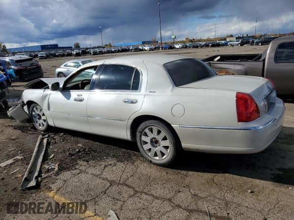 ✅ 2004 Lincoln Town Car Ultimate • VIN: 1LNHM83WX4Y688520 • Lot: 89715705. Listed on Copart with 99,872 mi. Free auction sales archive from the USA and detailed vehicle history report at DreamBid. Image 2.