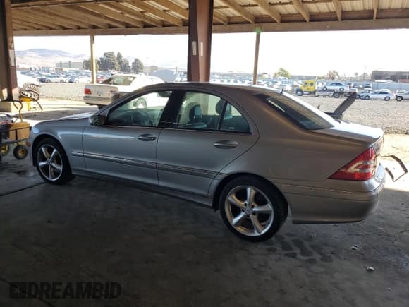 ✅ 2005 Mercedes-Benz C 320 • VIN: WDBRF64J65F672627 • Lot: 85569935. Wystawiony na Copart z przebiegiem 142 084 mil. Bezpłatny archiwum sprzedaży aukcyjnych z USA i szczegółowy raport historii pojazdu na DreamBid. Zdjęcie 2.