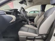 ✅ 2025 Toyota Corolla Hybrid LE • VIN: JTDBDMHE6S3019738 • Лот: 71802545. Опубликован ранее на Copart с пробегом 3 135 миль. Бесплатный доступ к архиву аукционных продаж из США и подробный отчёт об истории автомобиля на DreamBid. Изображение 7.