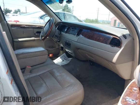 ✅ 2001 Lincoln Continental • VIN: 1LN8M82W11Y694879 • Lot: 42313003. Wystawiony na IAAI z przebiegiem Nie podano. Bezpłatny archiwum sprzedaży aukcyjnych z USA i szczegółowy raport historii pojazdu na DreamBid. Zdjęcie 5.