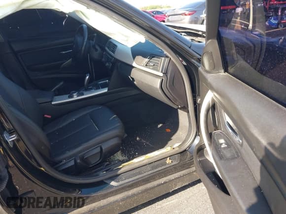 ✅ 2018 BMW 3 Series 320i xDrive • VIN: WBA8A3C5XJA494384 • Lot: 42694703. Listed on IAAI with 77,229 mi. Free auction sales archive from the USA and detailed vehicle history report at DreamBid. Image 5.