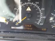 ✅ 1998 Mercedes-Benz E 320 • VIN: WDBJF65F0WA679546 • Lot: 43765700. Wystawiony na IAAI z przebiegiem 177 810 mil. Bezpłatny archiwum sprzedaży aukcyjnych z USA i szczegółowy raport historii pojazdu na DreamBid. Zdjęcie 7.