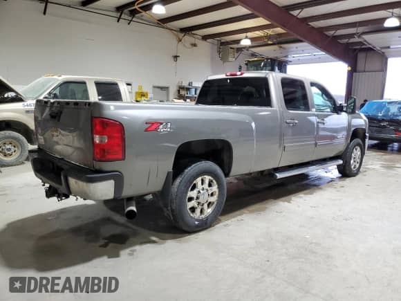 2012 Chevrolet Silverado 3500HD SRW LTZ с VIN 1GC4K1E84CF165759, выставлен на аукционе Copart как лот 47433505 с пробегом 348 801 миль миль и Списание • Salvage title. История ставок и продаж доступна на DreamBid. Изображение 3.