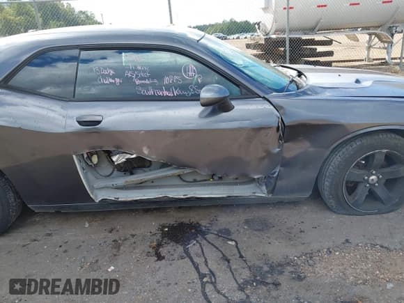 ✅ 2013 Dodge Challenger SXT • VIN: 2C3CDYAGXDH704837 • Lot: 43384369. Wystawiony na IAAI z przebiegiem 238 302 mil. Bezpłatny archiwum sprzedaży aukcyjnych z USA i szczegółowy raport historii pojazdu na DreamBid. Zdjęcie 6.