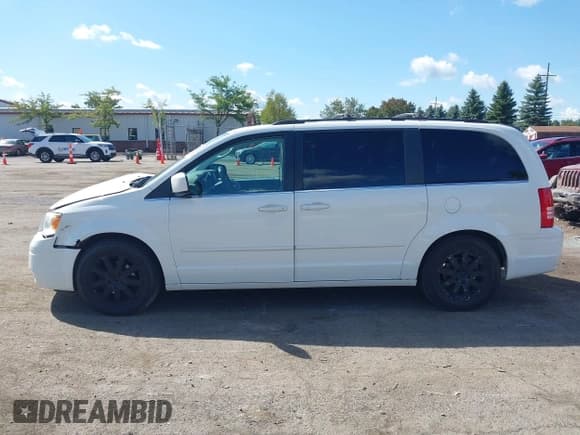 ✅ 2008 Chrysler Town & Country Touring • VIN: 2A8HR54PX8R108343 • Lot: 43082645. Listed on IAAI with 123,954 mi. Free auction sales archive from the USA and detailed vehicle history report at DreamBid. Image 14.