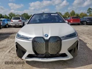 ✅ 2024 BMW iX xDrive50 • VIN: WB523CF02RCN70226 • Lot: 85180845. Wystawiony na Copart z przebiegiem 21 757 mil. Bezpłatny archiwum sprzedaży aukcyjnych z USA i szczegółowy raport historii pojazdu na DreamBid. Zdjęcie 5.
