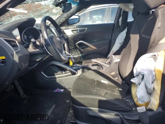 ✅ 2017 Hyundai Veloster • VIN: KMHTC6AD2HU323166 • Lot: 73699284. Wystawiony na Copart z przebiegiem 79 036 mil. Bezpłatny archiwum sprzedaży aukcyjnych z USA i szczegółowy raport historii pojazdu na DreamBid. Zdjęcie 7.