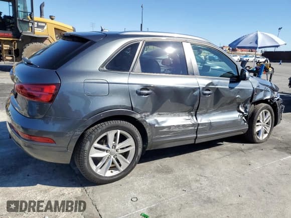 ✅ 2018 Audi Q3 Premium • VIN: WA1BCCFS4JR010659 • Lot: 86194175. Wystawiony na Copart z przebiegiem 83 482 mil. Bezpłatny archiwum sprzedaży aukcyjnych z USA i szczegółowy raport historii pojazdu na DreamBid. Zdjęcie 3.