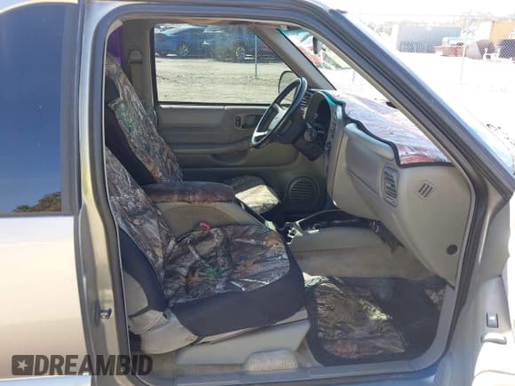 ✅ 2000 GMC Jimmy SLS • VIN: 1GKCS18W7YK203011 • Lot: 41633445. Wystawiony na IAAI z przebiegiem 249 417 mil. Bezpłatny archiwum sprzedaży aukcyjnych z USA i szczegółowy raport historii pojazdu na DreamBid. Zdjęcie 5.