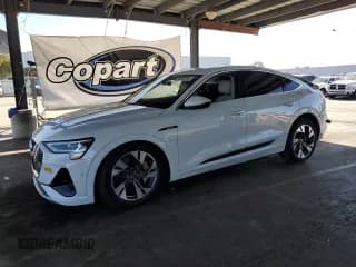 ✅ 2021 Audi e-tron Sportback Prestige • VIN: WA13AAGE5MB006415 • Lot: 85003295. Wystawiony na Copart z przebiegiem 45 714 mil. Bezpłatny archiwum sprzedaży aukcyjnych z USA i szczegółowy raport historii pojazdu na DreamBid. Zdjęcie 1.