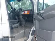 ✅ 2016 Mercedes-Benz Sprinter Cargo EXT • VIN: WD3PE8DD1GP361650 • Lot: 42424508. Wystawiony na IAAI z przebiegiem 400 073 mil. Bezpłatny archiwum sprzedaży aukcyjnych z USA i szczegółowy raport historii pojazdu na DreamBid. Zdjęcie 5.