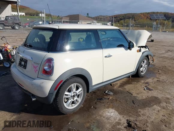 ✅ 2013 MINI Hardtop • VIN: WMWSU3C54DT681349 • Lot: 43530116. Wystawiony na IAAI z przebiegiem 58 561 mil. Bezpłatny archiwum sprzedaży aukcyjnych z USA i szczegółowy raport historii pojazdu na DreamBid. Zdjęcie 4.