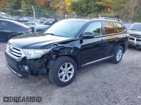 ✅ 2013 Toyota Highlander Plus • VIN: 5TDBK3EH2DS275195 • Lot: 43514405. Listed on IAAI with 134,489 mi. Free auction sales archive from the USA and detailed vehicle history report at DreamBid. Image 2.
