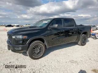 2025 Ram 1500 Rebel z VIN 1C6SRFLP0SN633704, wystawiony jako Copart lot #90364755 z przebiegiem 7 899 mil mil oraz Czysty tytuł • Clean title. Historia ofert i sprzedaży dostępna na DreamBid. Obrazek 1.