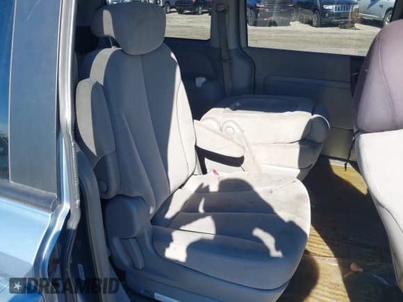 ✅ 2007 Hyundai Entourage GLS • VIN: KNDMC233776042702 • Лот: 43522443. Опубликован ранее на IAAI с пробегом 247 339 миль. Бесплатный доступ к архиву аукционных продаж из США и подробный отчёт об истории автомобиля на DreamBid. Изображение 8.