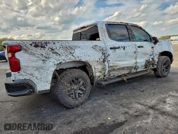 ✅ 2022 Chevrolet Silverado 1500 LT Trail Boss • VIN: 3GCUDFED4NG612774 • Lot: 94479125. Wystawiony na Copart z przebiegiem 59 256 mil. Bezpłatny archiwum sprzedaży aukcyjnych z USA i szczegółowy raport historii pojazdu na DreamBid. Zdjęcie 3.