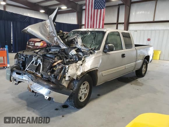 ✅ 2004 Chevrolet Silverado 1500 LS • VIN: 2GCEC19T941284318 • Лот: 73968654. Опубликован ранее на Copart с пробегом 181 484 миль. Бесплатный доступ к архиву аукционных продаж из США и подробный отчёт об истории автомобиля на DreamBid. Изображение 1.