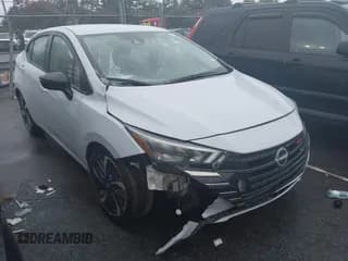 ✅ 2025 Nissan Versa SR • VIN: 3N1CN8FV7SL835098 • Lot: 42934246. Wystawiony na IAAI z przebiegiem 12 329 mil. Bezpłatny archiwum sprzedaży aukcyjnych z USA i szczegółowy raport historii pojazdu na DreamBid. Zdjęcie 1.