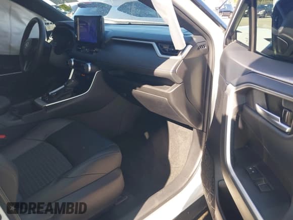 ✅ 2023 Toyota RAV4 Hybrid XSE • VIN: 2T3E6RFV5PW045789 • Lot: 43554561. Wystawiony na IAAI z przebiegiem 29 055 mil. Bezpłatny archiwum sprzedaży aukcyjnych z USA i szczegółowy raport historii pojazdu na DreamBid. Zdjęcie 5.