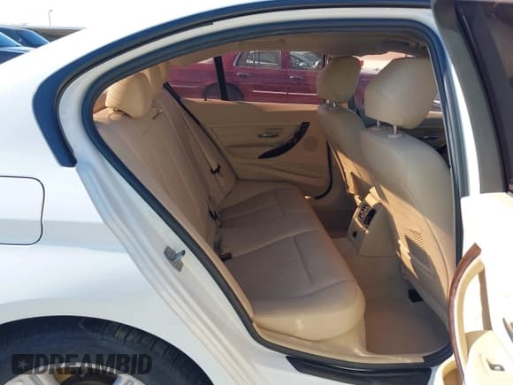 ✅ 2015 BMW 3 Series 328i • VIN: WBA3A5G5XFNS83525 • Лот: 43375955. Опубликован ранее на IAAI с пробегом 140 488 миль. Бесплатный доступ к архиву аукционных продаж из США и подробный отчёт об истории автомобиля на DreamBid. Изображение 8.