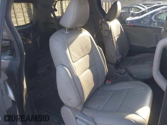 ✅ 2017 Toyota Sienna XLE • VIN: 5TDYZ3DC3HS861664 • Lot: 43726945. Wystawiony na IAAI z przebiegiem 106 855 mil. Bezpłatny archiwum sprzedaży aukcyjnych z USA i szczegółowy raport historii pojazdu na DreamBid. Zdjęcie 8.