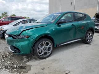 ✅ 2024 Alfa Romeo Tonale Ti • VIN: ZASPATCW0R3055934 • Lot: 67899114. Wystawiony na Copart z przebiegiem 4 211 mil. Bezpłatny archiwum sprzedaży aukcyjnych z USA i szczegółowy raport historii pojazdu na DreamBid. Zdjęcie 1.
