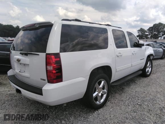 ✅ 2011 Chevrolet Suburban LT • VIN: 1GNSCJE09BR336427 • Lot: 40277644. Listed on IAAI with 195,136 mi. Free auction sales archive from the USA and detailed vehicle history report at DreamBid. Image 4.