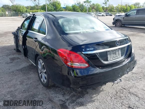 ✅ 2017 Mercedes-Benz C 300 • VIN: 55SWF4JB1HU225412 • Lot: 43404933. Wystawiony na IAAI z przebiegiem 113 244 mil. Bezpłatny archiwum sprzedaży aukcyjnych z USA i szczegółowy raport historii pojazdu na DreamBid. Zdjęcie 3.