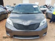 ✅ 2015 Toyota Sienna L • VIN: 5TDZK3DC9FS690053 • Lot: 43338360. Wystawiony na IAAI z przebiegiem 82 747 mil. Bezpłatny archiwum sprzedaży aukcyjnych z USA i szczegółowy raport historii pojazdu na DreamBid. Zdjęcie 12.